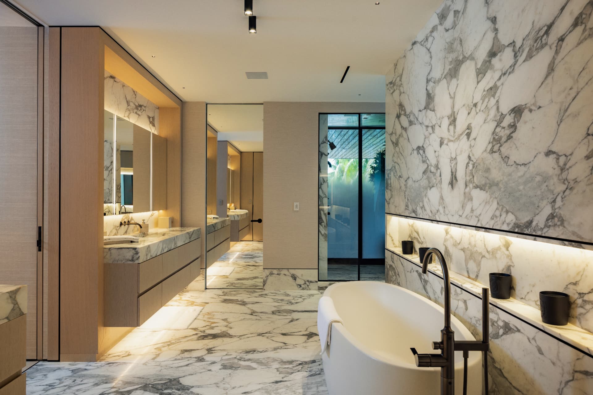Luxury Waterfront Residence — view 9